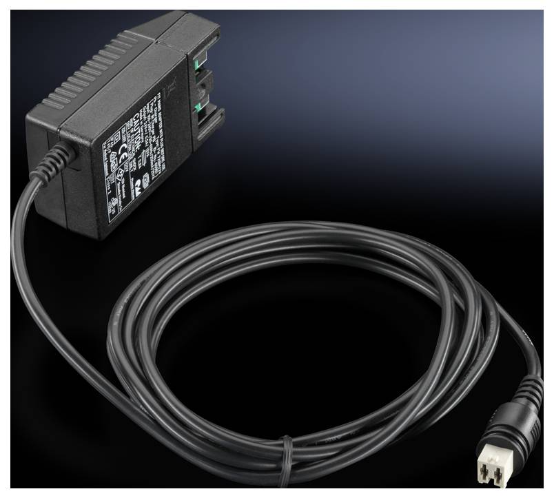 Elektrisches Netzteil mit langem Kabel, geeignet für verschiedene elektronische Geräte, vor schwarzem Hintergrund abgebildet.