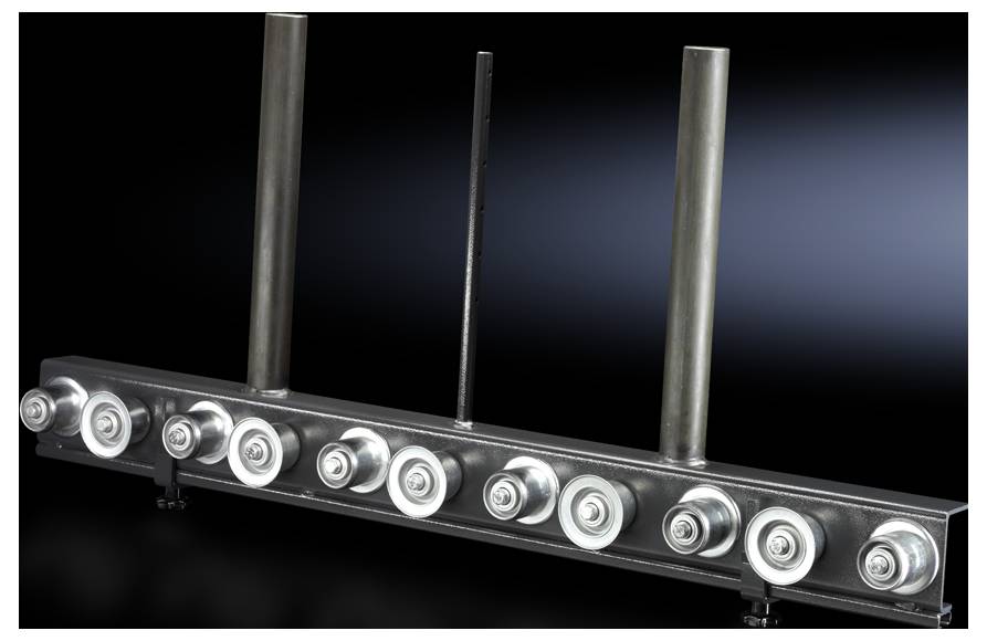 Ein Metallgerät mit mehreren Rädern, angeordnet auf einer Stange, wahrscheinlich Teil einer industriellen Maschine oder eines Förderbands.