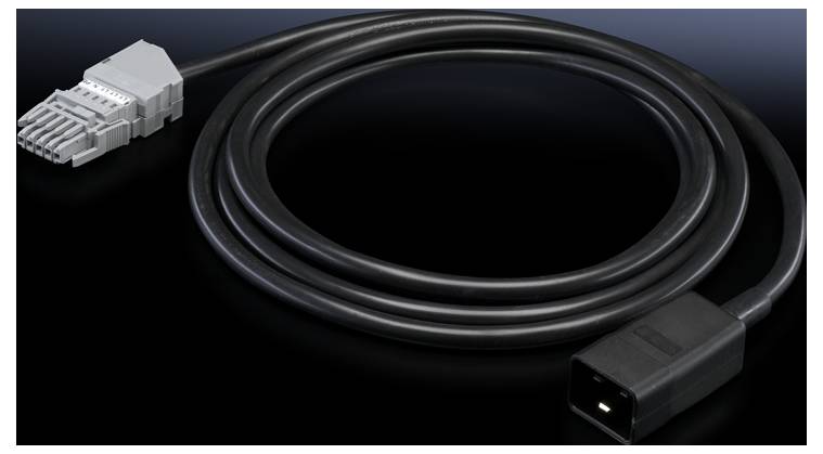 Ein schwarzes Kabel mit einem grauen und einem schwarzen Stecker an den Enden, liegt auf einem dunklen Hintergrund. Es scheint ein Verbindungskabel zu sein.