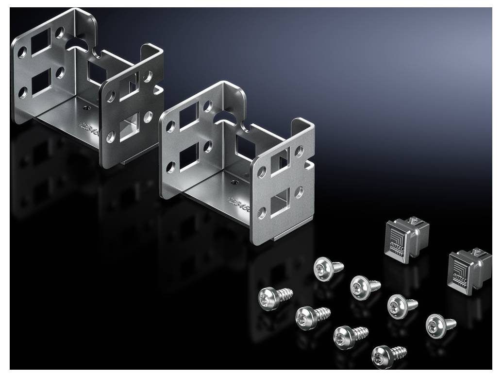 Zwei Metallhalterungen mit Montagezubehör und Schrauben, auf schwarzem Hintergrund. Zubehör dient vermutlich zur Befestigung technischer Geräte.