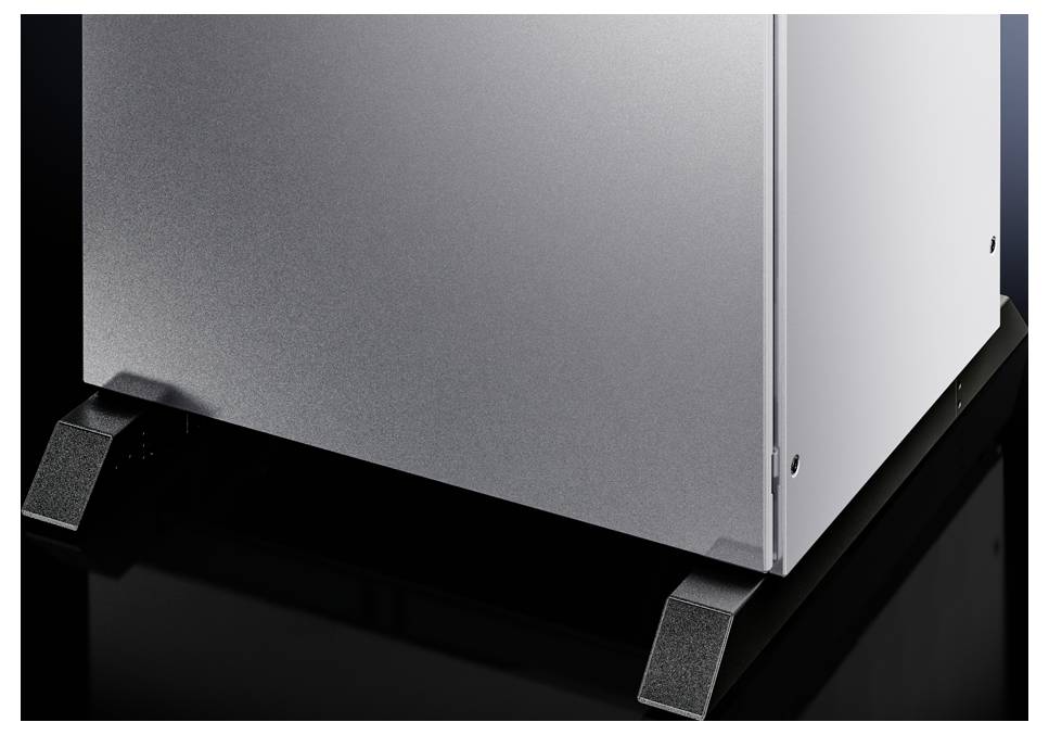 Ein metallisches Gerätegehäuse steht auf einem glänzenden schwarzen Boden. Nur der untere Teil ist sichtbar, mit stabilisierenden Füßen.