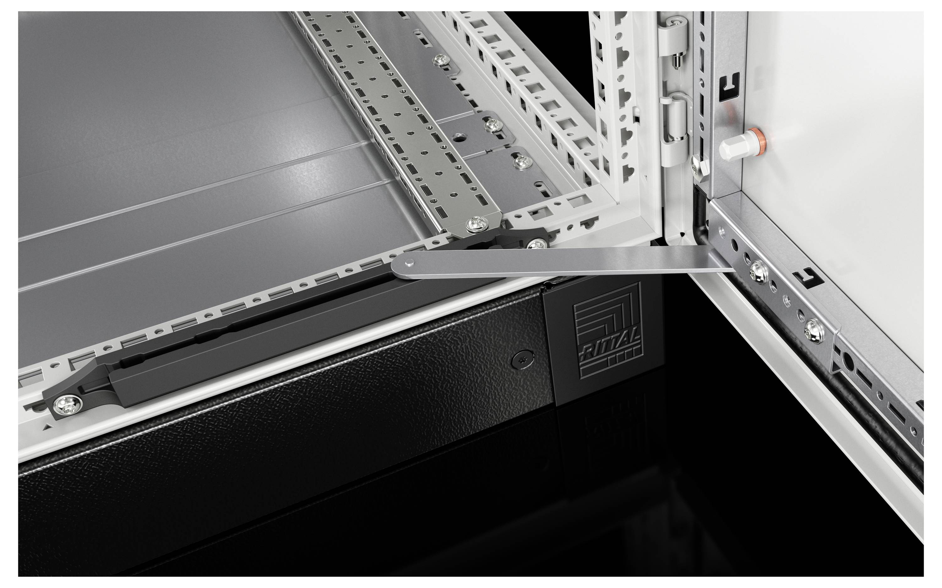 Ein geöffneter Schaltschrank mit einem grauen Gehäuse und einem markanten schwarzen Element im Vordergrund, das ein Logo zeigt.