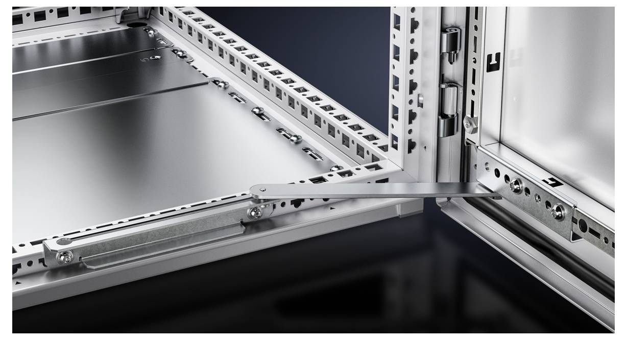 1. Nahansicht eines metallischen Scharniersystems in einem industriellen Rahmen, das Stabilität und Beweglichkeit für die Türstruktur bietet.