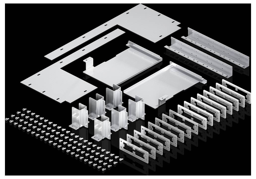 Metallkomponenten und Schrauben für den Bau einer Struktur, detailliert angeordnet auf schwarzem Hintergrund.