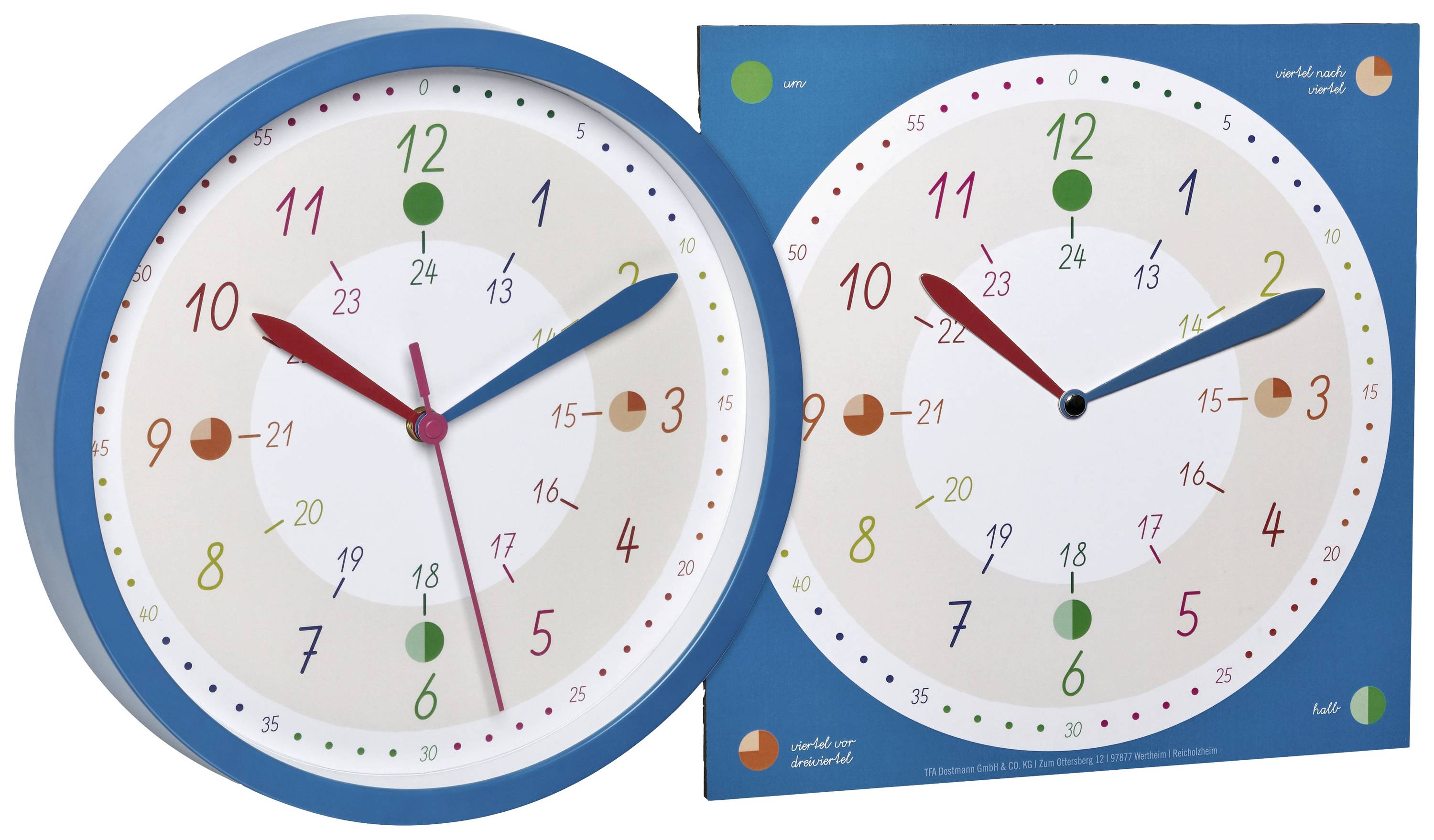 Zwei Uhren mit farbigen Zifferblättern. Die linke Uhr hat rote und grüne Zeiger, die rechte Uhr hat rote und schwarze Zeiger.