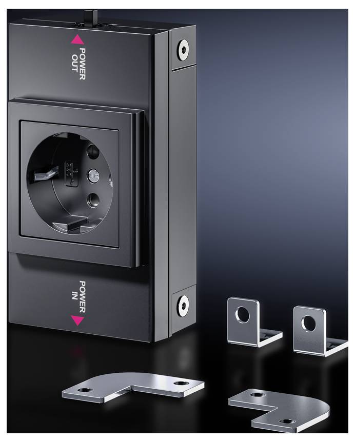 Schwarze Steckdose mit 'Power In' und 'Power Out' Markierungen, daneben drei L-förmige Halterungen aus Metall vor dunklem Hintergrund.