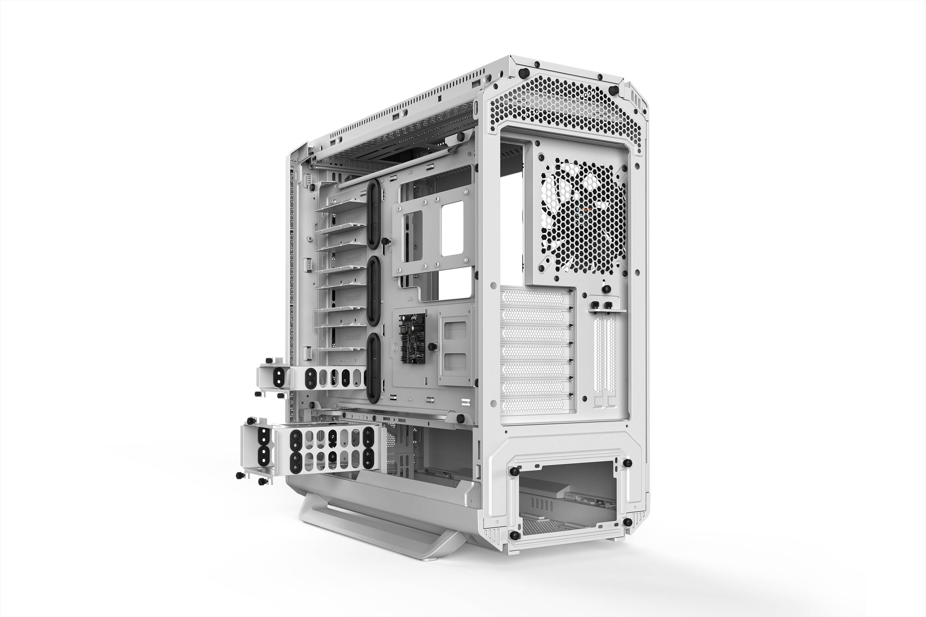 Ein offenes Computergehäuse, das interne Struktur und Halterungen zeigt. Keine Hardwarekomponenten sind eingebaut. Geeignet für PC-Bau.