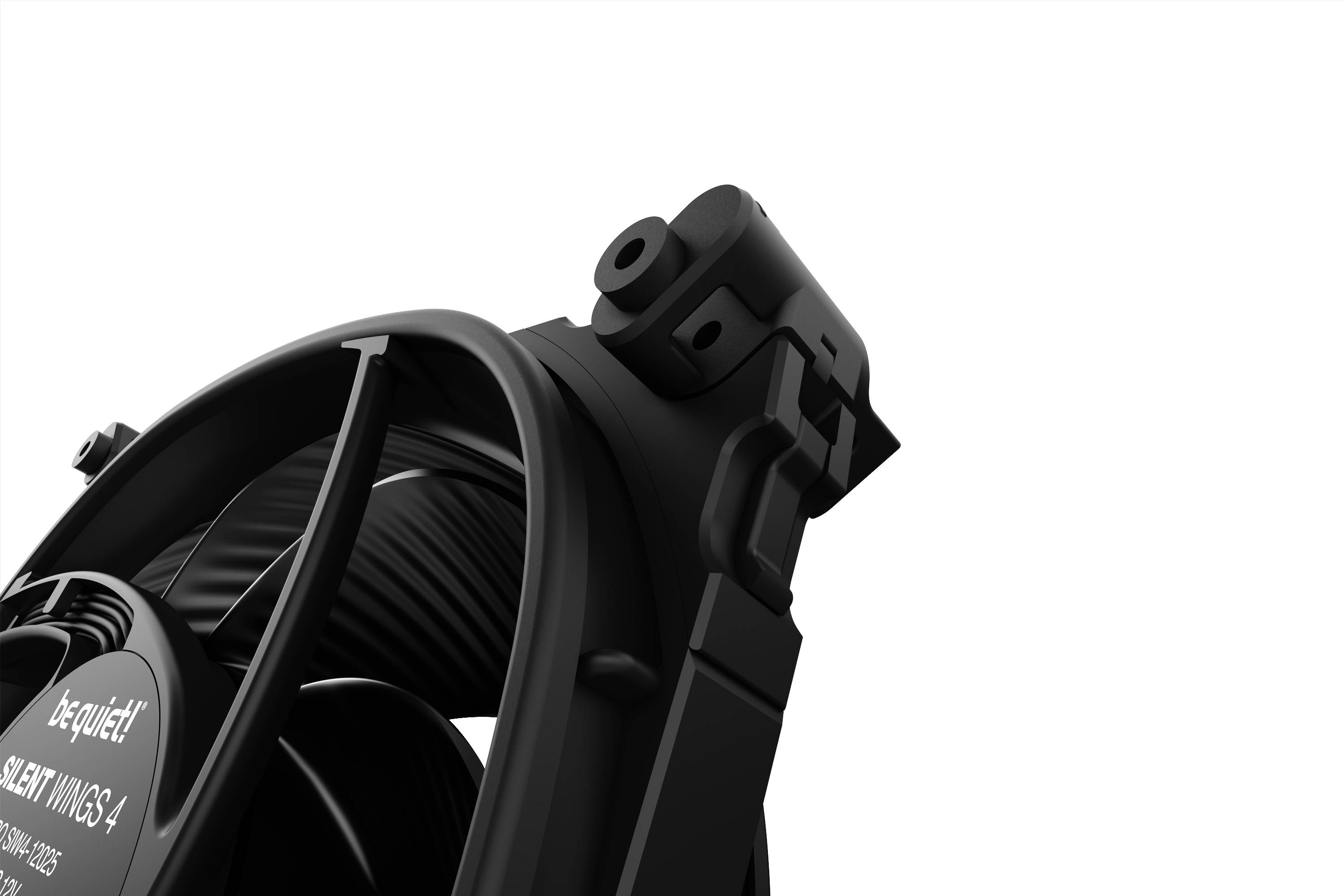 Nahaufnahme eines schwarzen Computerlüfters, der mit 'be quiet!' beschriftet ist. Modell: Silent Wings, erkennbar am lamellenartigen Design.