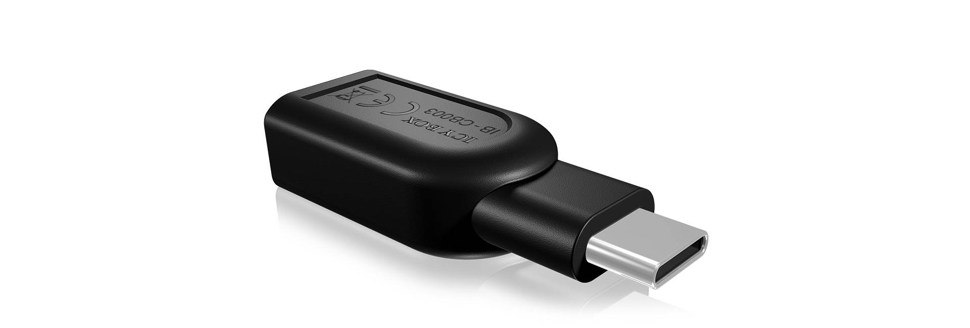 USB-C-Stecker in Nahaufnahme, schwarz, auf weißem Hintergrund, verwendet für Datenübertragung und Aufladen elektronischer Geräte.