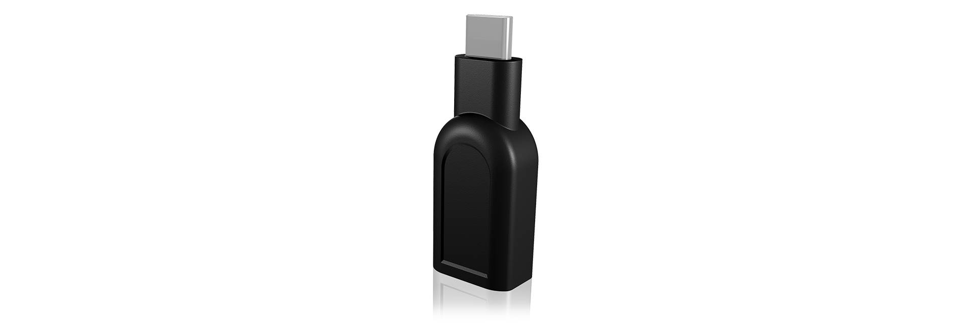 Ein schwarzer USB-C-Adapter in aufrechter Position vor weißem Hintergrund.