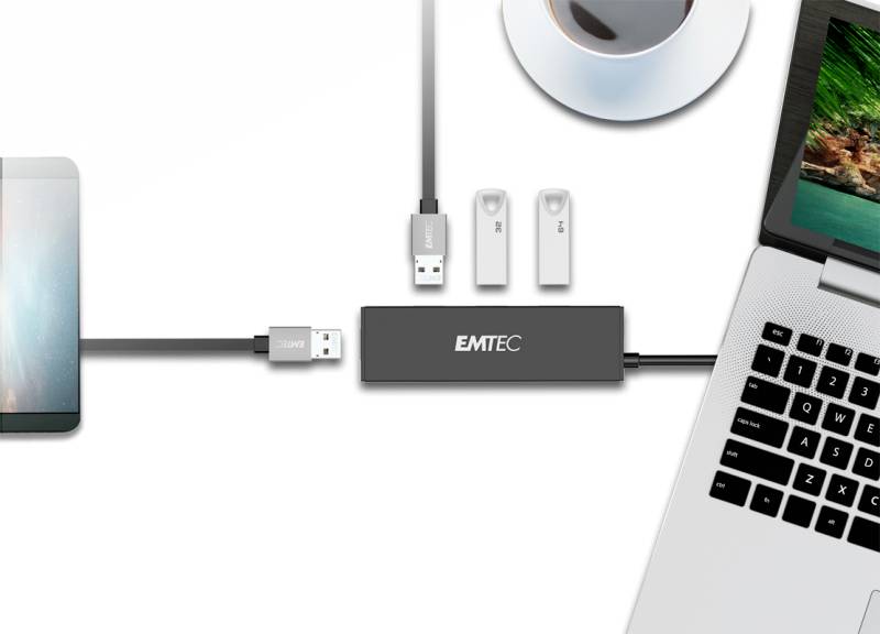 'EMTEC' USB-Hub verbindet Smartphone, drei USB-Sticks und Laptop. Oben rechts eine Tasse Kaffee. Hauptnutzung: Datenübertragung.