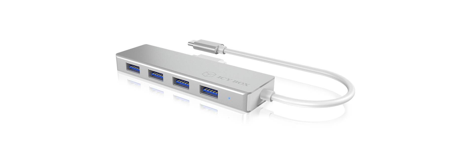 Ein silberner USB-Hub mit vier blauen USB-Anschlüssen und einem angeschlossenen USB-C-Kabel, geeignet für den Anschluss mehrerer Geräte.
