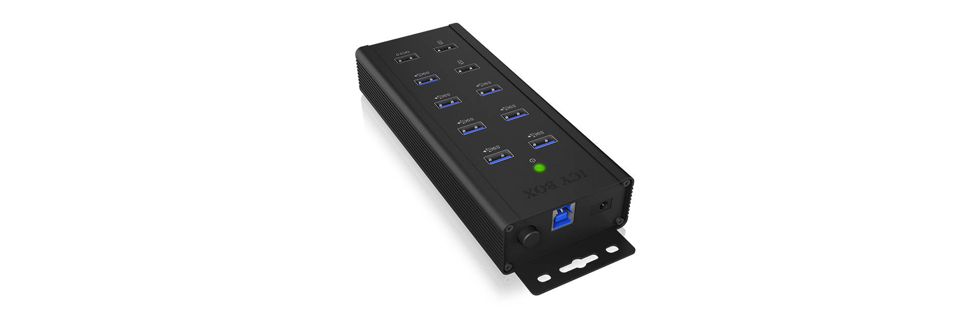 Ein schwarzer USB-Hub mit zehn USB-Anschlüssen und einem blauen Eingang. Eine grüne LED-Leuchte zeigt den Betriebsstatus an.