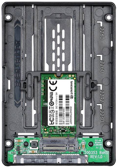 Ein offenes Festplattengehäuse zeigt eine verbaute SSD mit technischen Spezifikationen auf einem Etikett und Anschlüssen am unteren Rand.