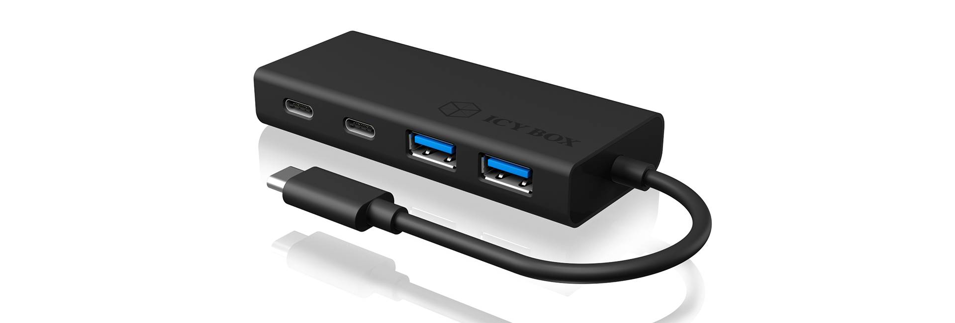 Ein schwarzer USB-Hub mit zwei USB-C- und zwei USB-A-Anschlüssen sowie einem integrierten Kabel, das an ein Gerät angeschlossen wird.