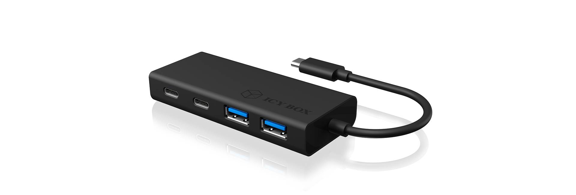 Ein schwarzer USB-C-Hub mit vier Anschlüssen, zwei USB-A und zwei USB-C, auf weißem Hintergrund. Ideal für erweiterte Konnektivität.