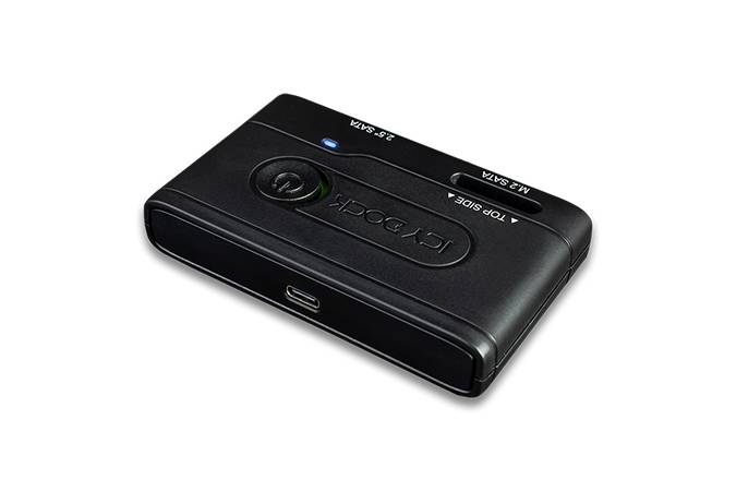 Schwarzes, rechteckiges USB-C-Dock mit beleuchtetem Knopf, Anschlüssen an den Seiten und Beschriftungen 'TOP SIDE', 'M1 SV', 'M2 SV'.