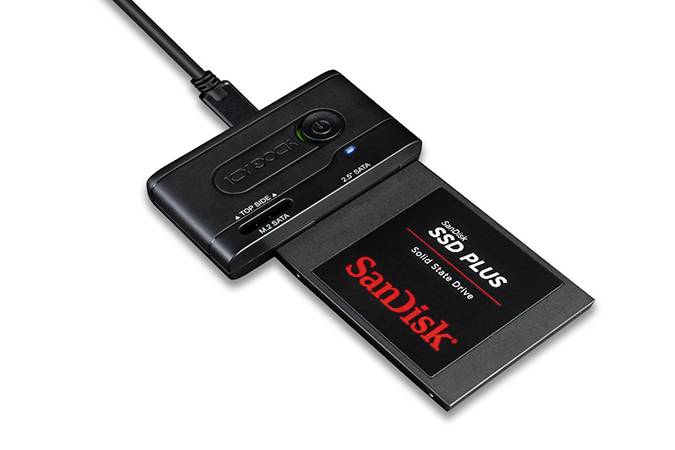 Externe Festplatte von SanDisk wird mit einem USB-Stick verbunden. Der Stick zeigt Kapazitätsanzeige und Statusleuchte.