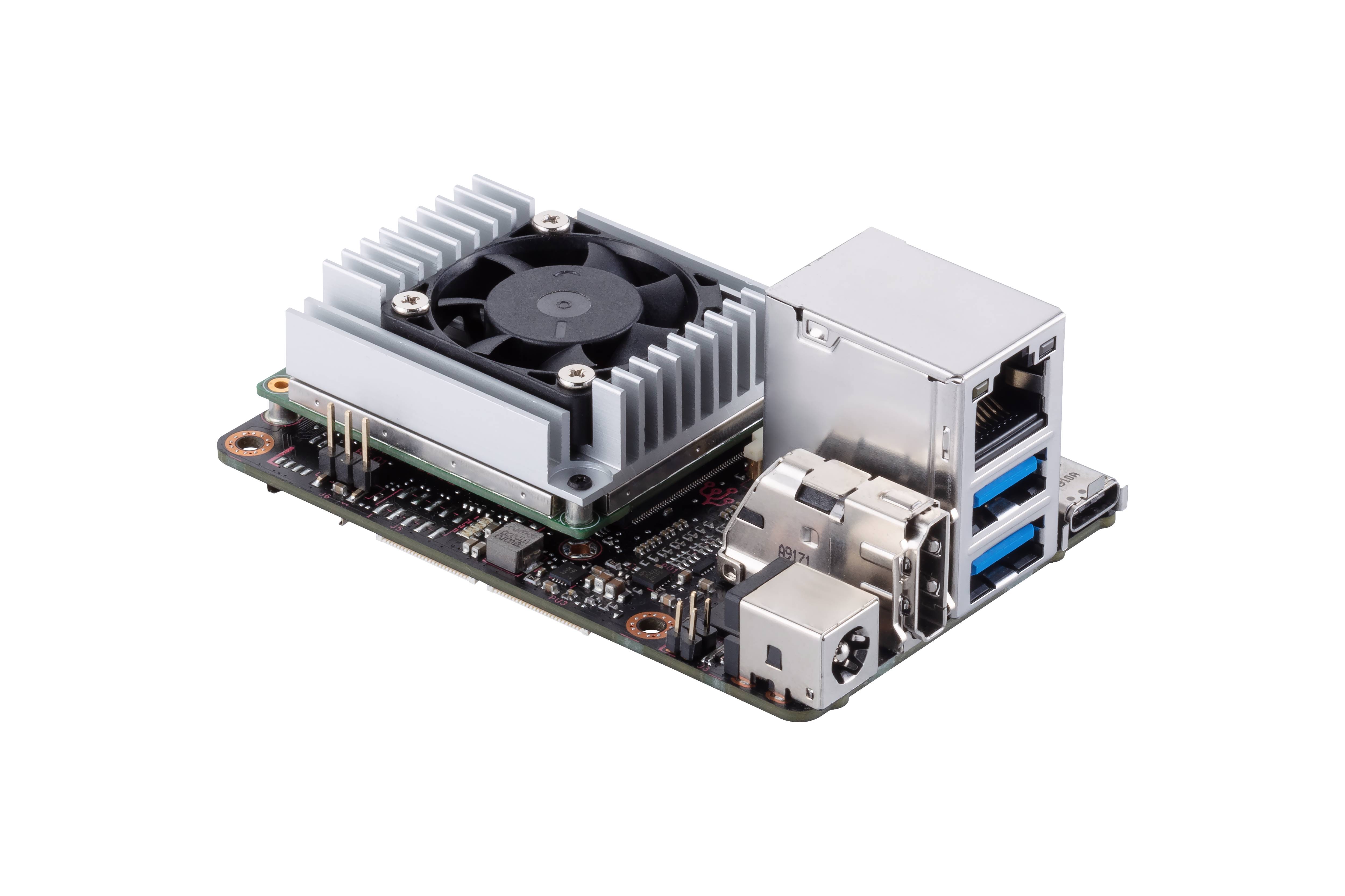 Ein Einplatinencomputer mit Kühlkörper und Lüfter, mehreren USB-Anschlüssen sowie Ethernet- und HDMI-Anschluss, auf einem weißen Hintergrund.