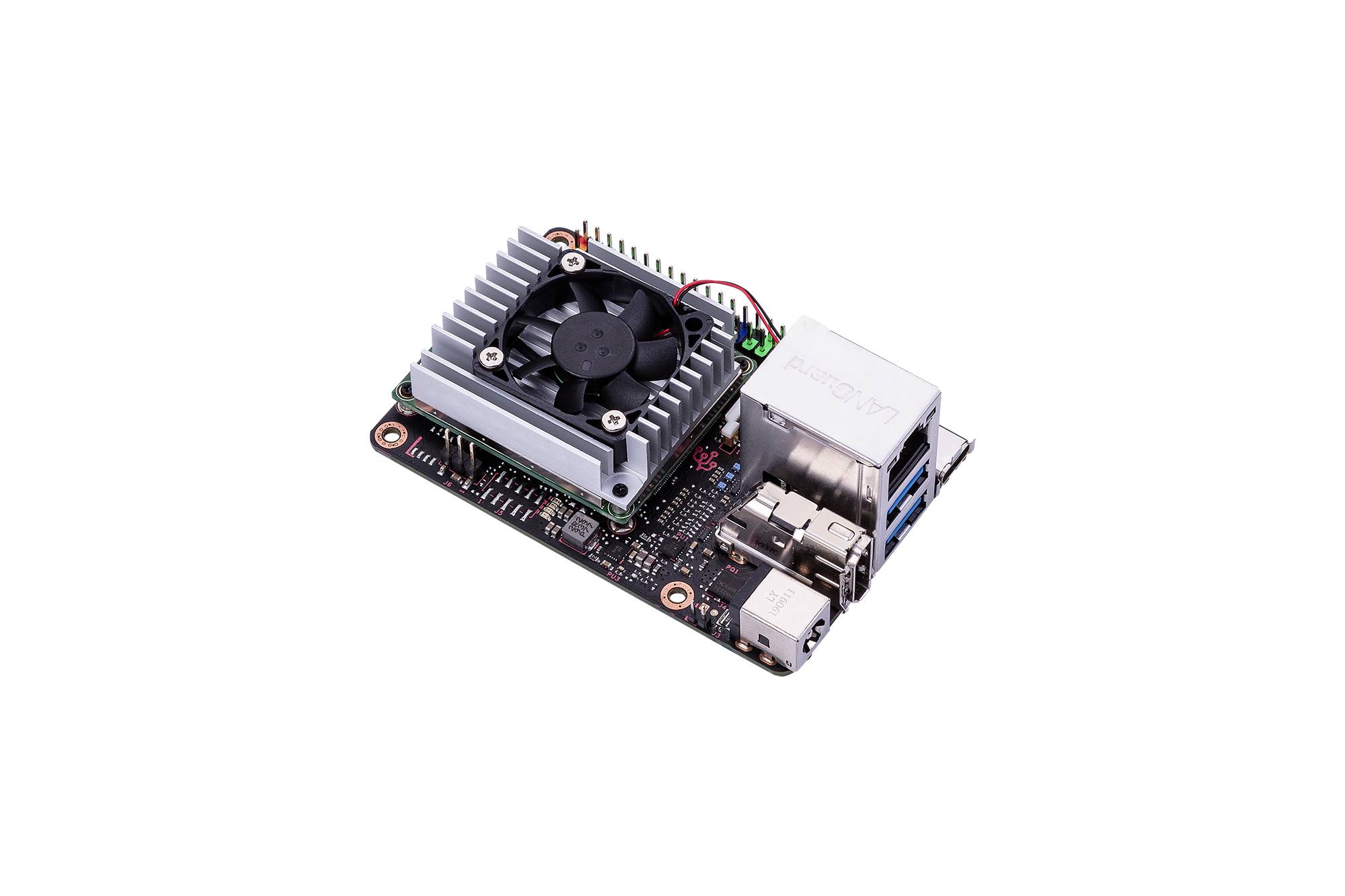 Eine kleine Computerplatine mit Kühlkörper und Lüfter, mehreren USB-Anschlüssen und Ethernet-Port, verwendet für technologische Anwendungen.
