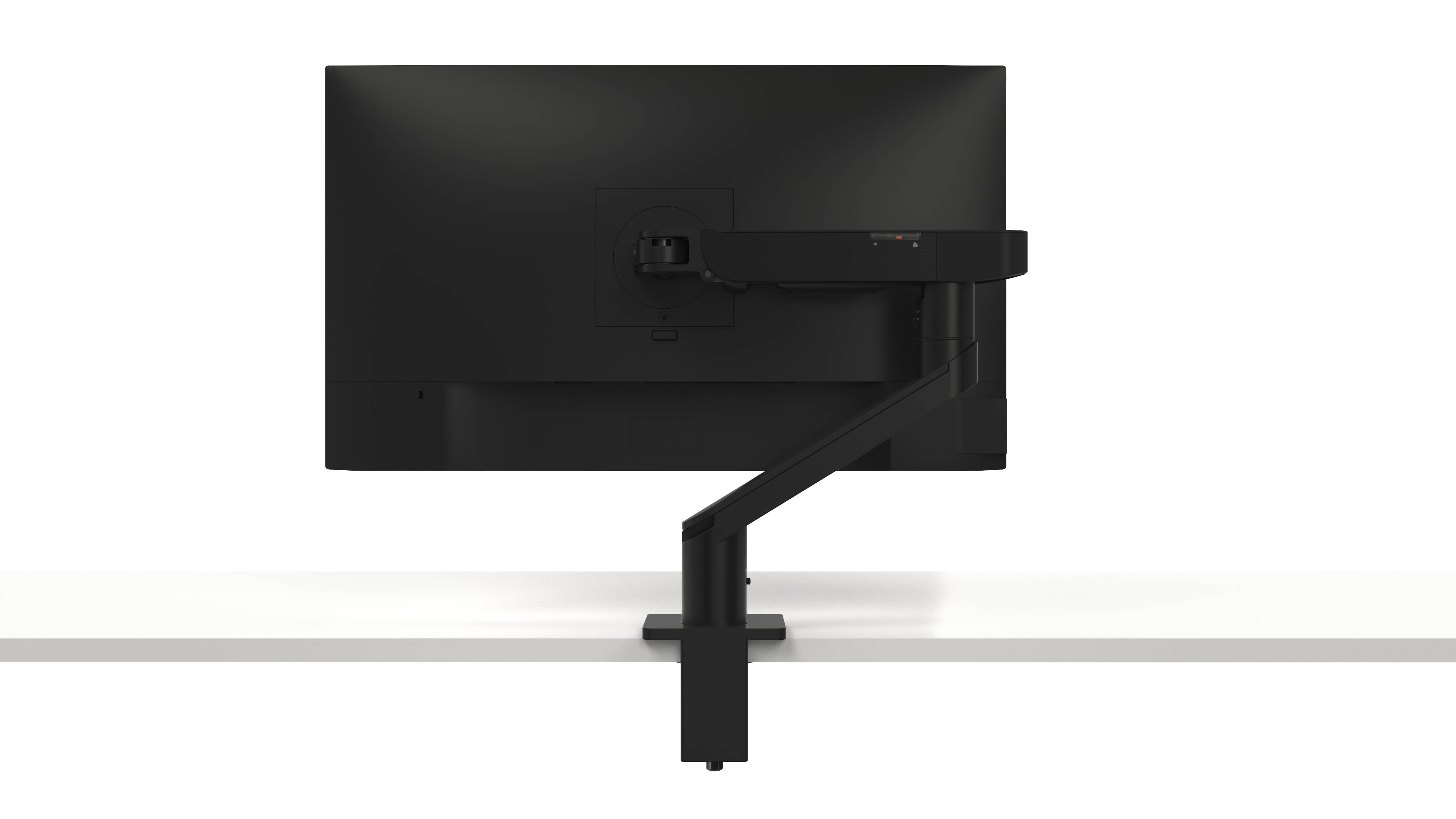 Ein schwarzer Computermonitor ist auf einem verstellbaren Monitorarm an einem weißen Tisch befestigt, gesehen von hinten.