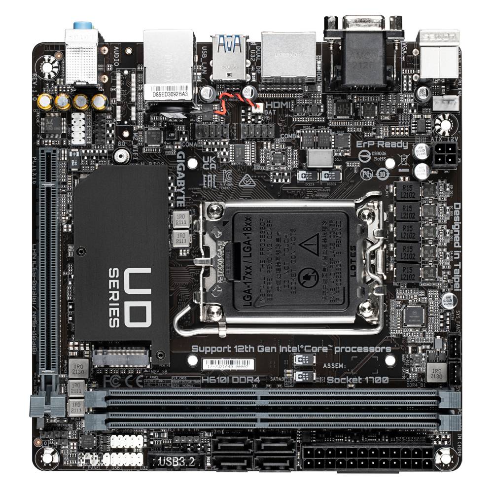 Kleines Mainboard mit Intel Core-CPU-Unterstützung, DDR4-Steckplätzen und mehreren Anschlüssen für Computereinbau.