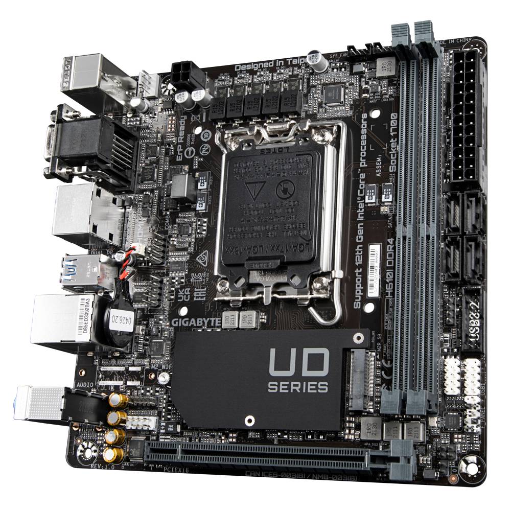Eine Computer-Mainboard mit verschiedenen Anschlüssen und einem CPU-Sockel; trägt die Aufschrift 'UD Series' von Gigabyte.
