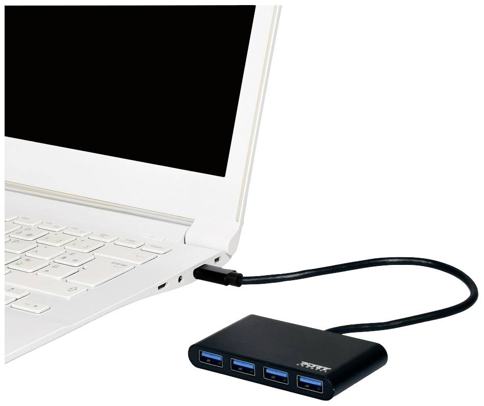 Ein schwarzer USB-Hub mit vier blauen USB-Anschlüssen ist über ein Kabel mit einem weißen Laptop verbunden.