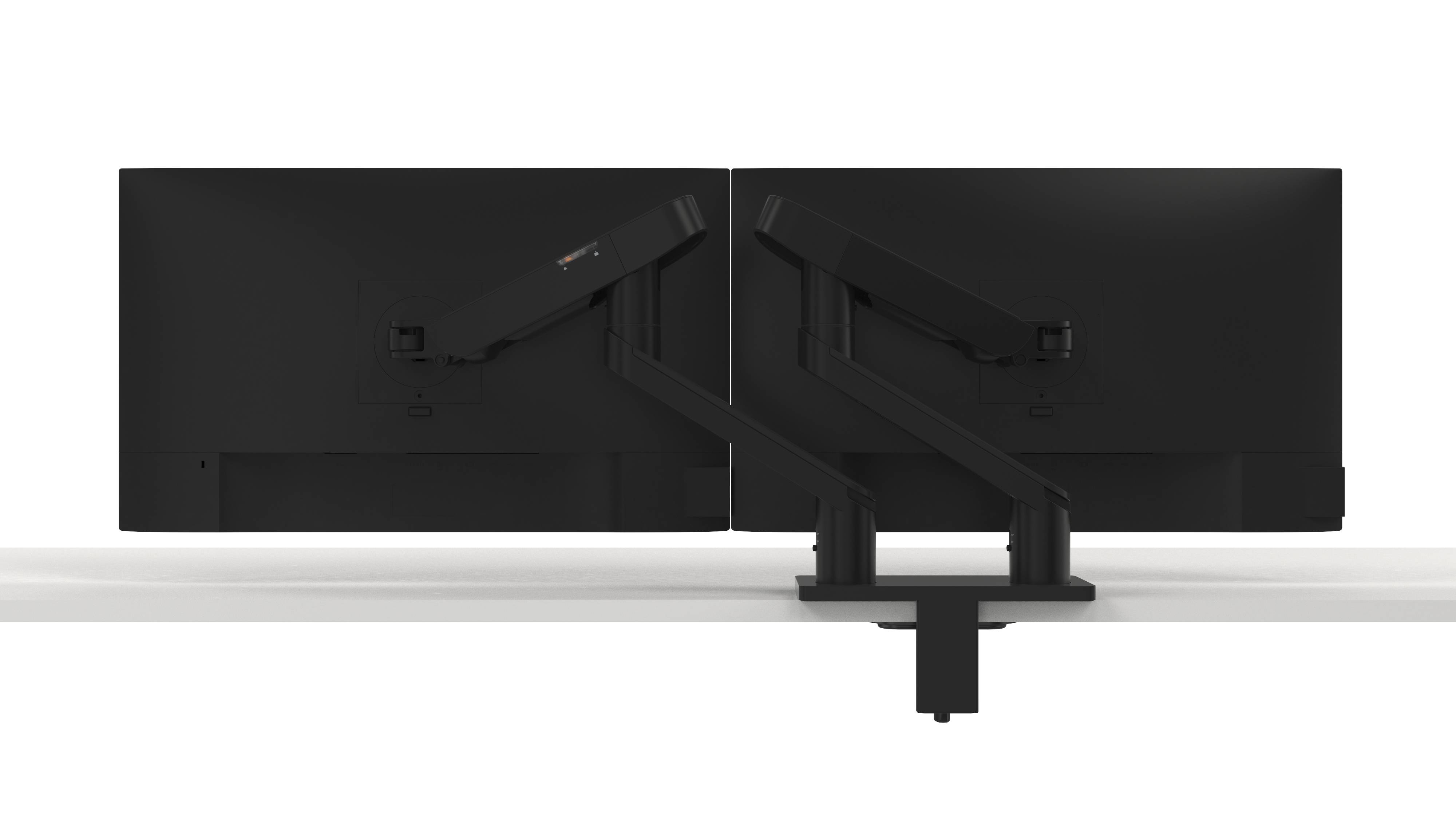 Zwei schwarze Monitore auf einem weißen Schreibtisch, montiert an flexiblen Armen, zeigen die Rückseite.