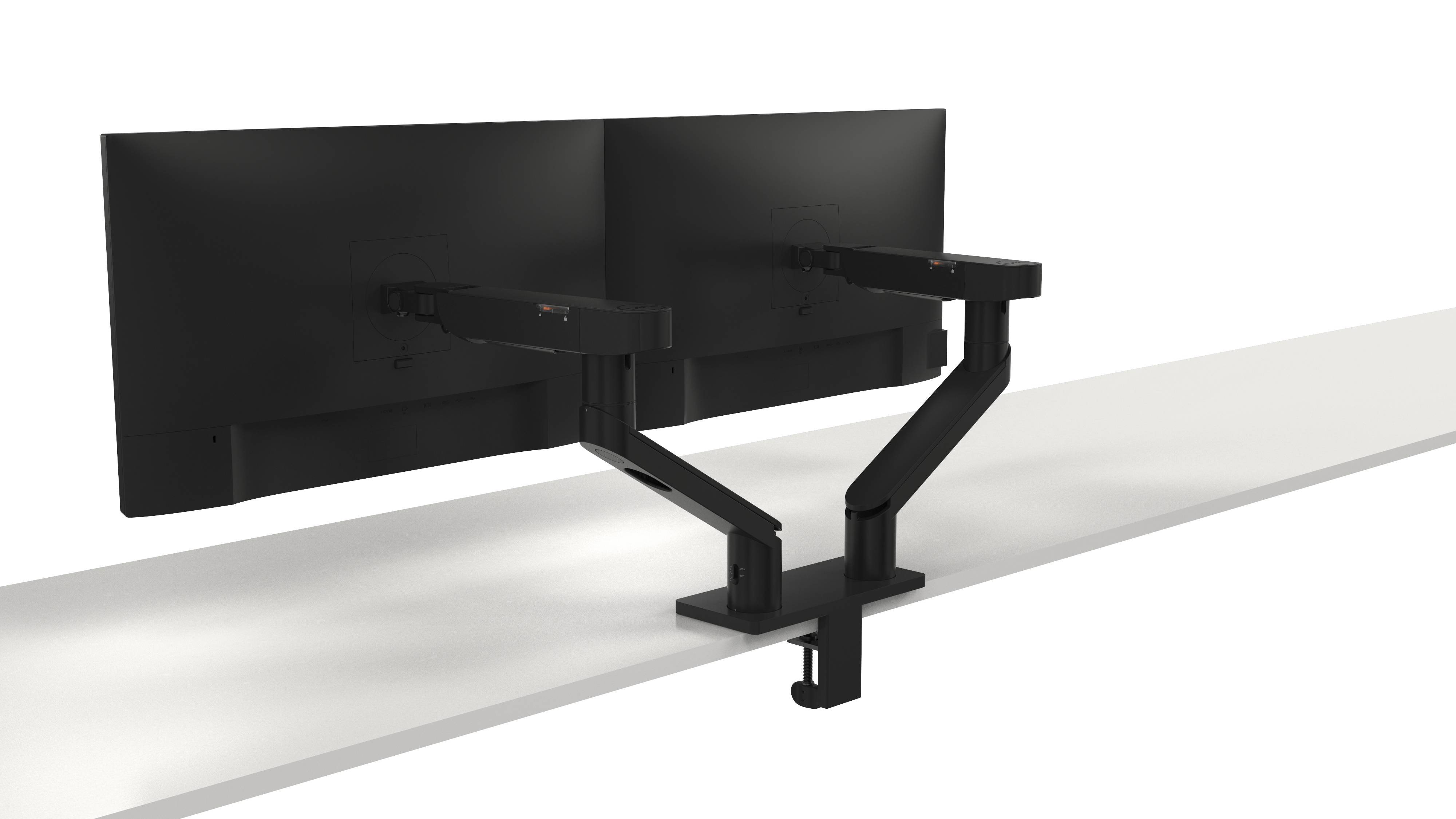 Zwei Monitore an flexiblen, schwarzen Halterungen auf einem Schreibtisch, ermöglichen ergonomische Anpassung und Platzersparnis.