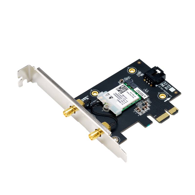 Eine WLAN-Adapterkarte mit PCIe-Schnittstelle, zwei Antennenanschlüssen und einem weißen Chip in der Mitte. Geeignet für Desktop-PCs.