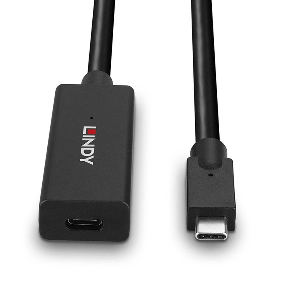 Ein USB-C-Adapter mit Kabel und Anschluss, links ein weiblicher Anschluss, rechts ein männlicher USB-C-Stecker, auf weißem Hintergrund.