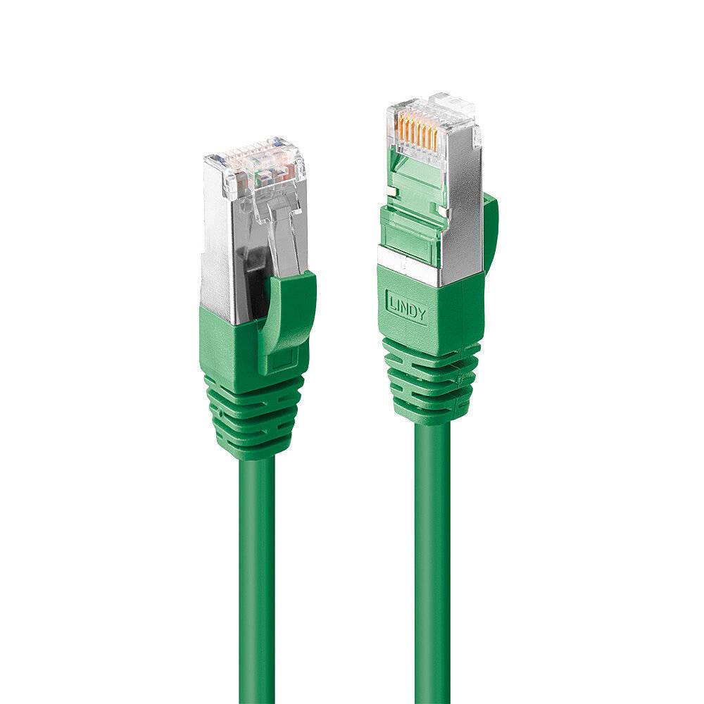 Ein grünes Ethernet-Kabel mit Metallsteckern für Netzwerkinstallationen, geeignet für den Anschluss von Computern an Router oder Modems.