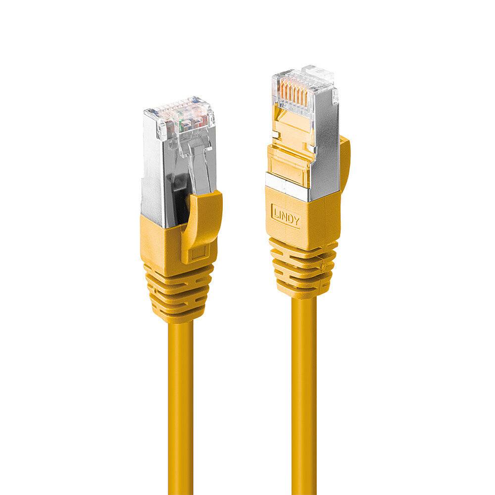 Zwei gelbe Ethernet-Kabel mit metallischen Steckern nebeneinander.