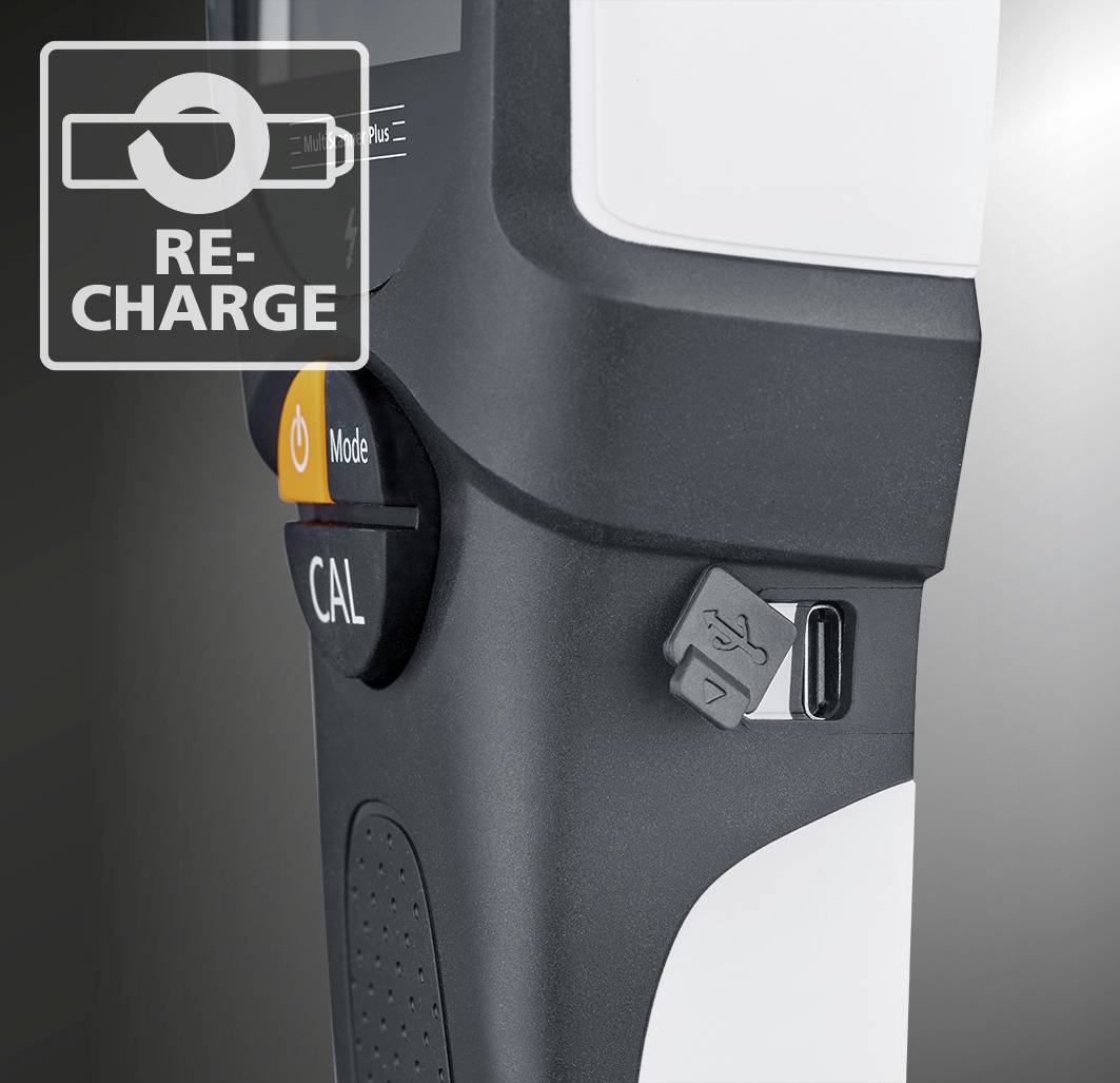 'Detailaufnahme eines schwarzen und weißen Geräts mit USB-Anschluss und orangefarbenem Kalibrierungsknopf, markiert mit 