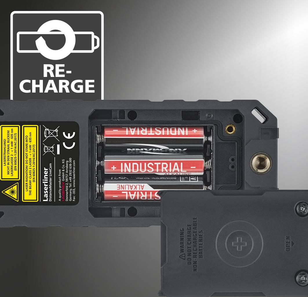 'Rückseite eines Geräts mit geöffnetem Batteriefach, das drei AA-Batterien enthält. Symbol und Text 'RE-CHARGE' oben links.'