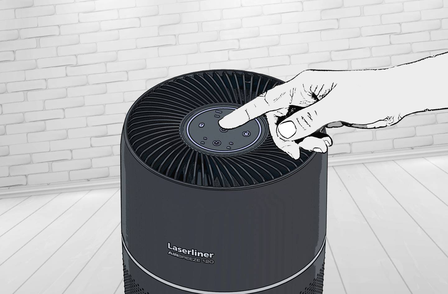 Eine Hand zeigt auf die Steuerung eines Luftreinigers in grauer Umgebung. Der Luftreiniger hat einen runden, gerillten Deckel.