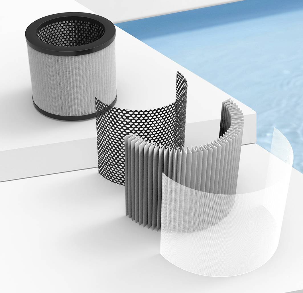 Luftfilter mit Zylinderform in Einzelteilen auf weißem Hintergrund neben einem Pool. Strukturen und Materialien sichtbar.