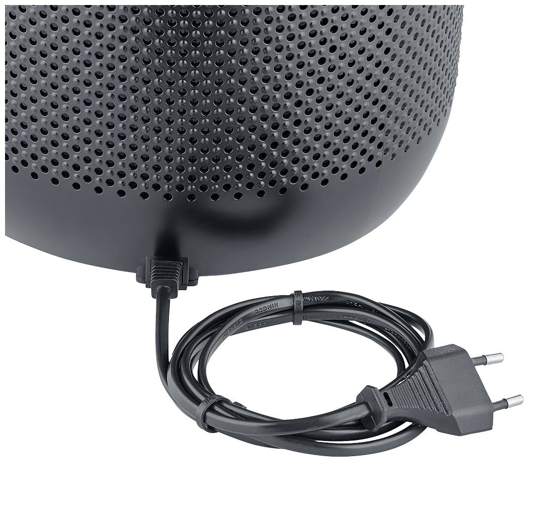 Schwarzes Netzkabel eines elektrischen Geräts mit europäischem Stecker verbunden. Gerät hat eine perforierte Oberfläche.