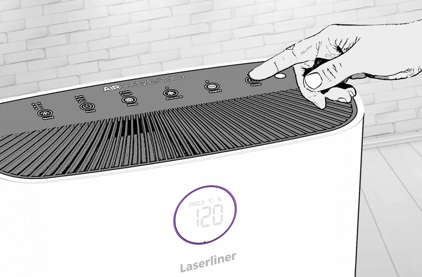 Luftreiniger mit Digitalanzeige zeigt 'PM2.5 120'. Hand drückt Einschaltknopf.