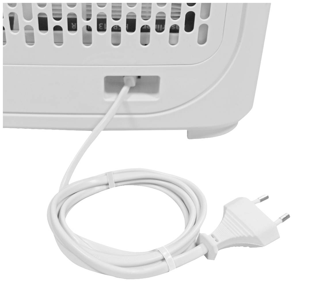 Ein weißes Netzkabel ist an ein elektronisches Gerät angeschlossen, das Standfüße hat; das Kabel endet in einem europäischen Stecker.