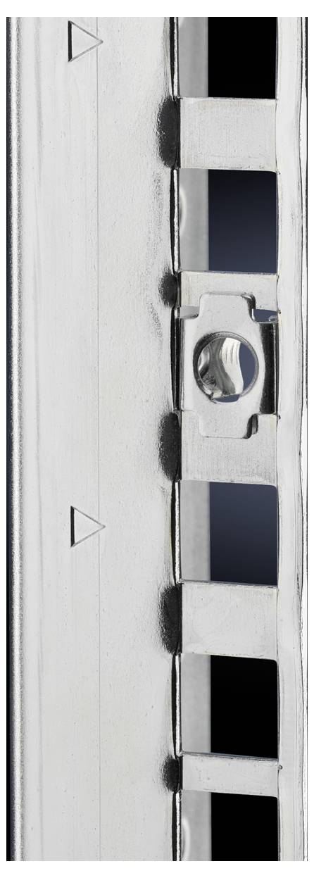 Metallisches Schienenprofil mit regelmäßigen rechteckigen Aussparungen, links mit eingestanzten Dreiecken markiert.