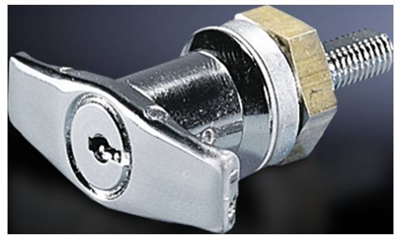 Silbernes Metallschloss mit sechseckiger Mutter und Schraubgewinde, Schlüsselöffnung sichtbar, auf einem dunklen Hintergrund.