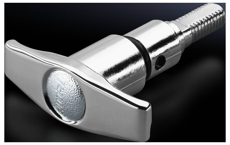 Ein silberfarbener Metallgriff mit einem runden, blauen Knopf auf dunklem Hintergrund. Der Griff hat eine T-Form und ein gerändeltes Ende.