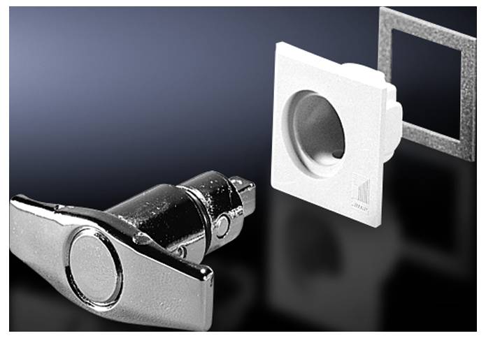 Verschlusssystem aus Metall neben einem weißen Wandsteckverbinder, der mit einer quadratischen Platte ergänzt wird.