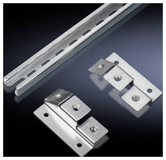 Das Bild zeigt Metallbefestigungsmaterialien: eine Schiene mit Schlitzen und zwei verschiedene Halterungen, die für Montagezwecke verwendet werden.