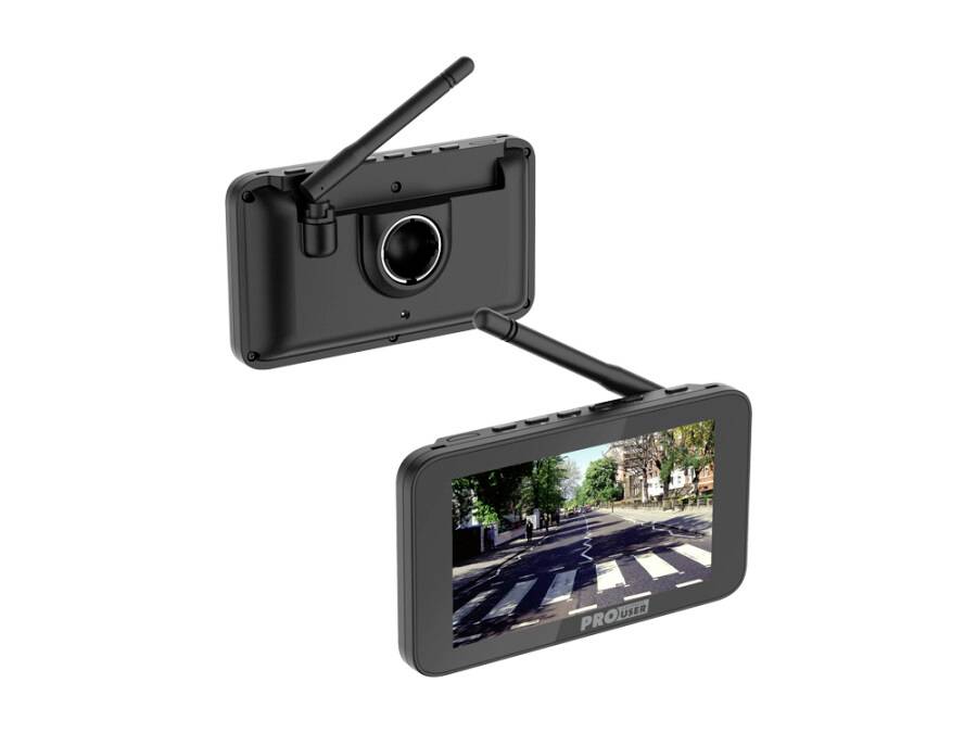 Ein digitaler Bildschirm, der eine Straßenansicht mit einem Fußgängerüberweg zeigt, verbunden mit einem Kameragerät mit einer Antenne.