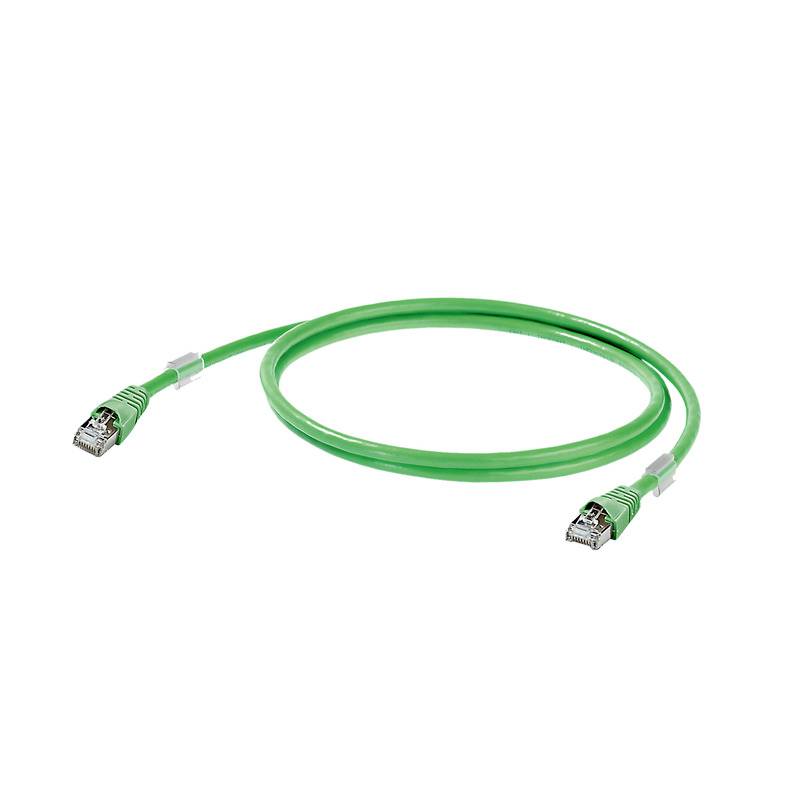Ein grünes Ethernetkabel in einer Schleife, beide Enden mit RJ-45-Steckern. Es zeigt die Standardverkabelung für Netzwerkverbindungen.