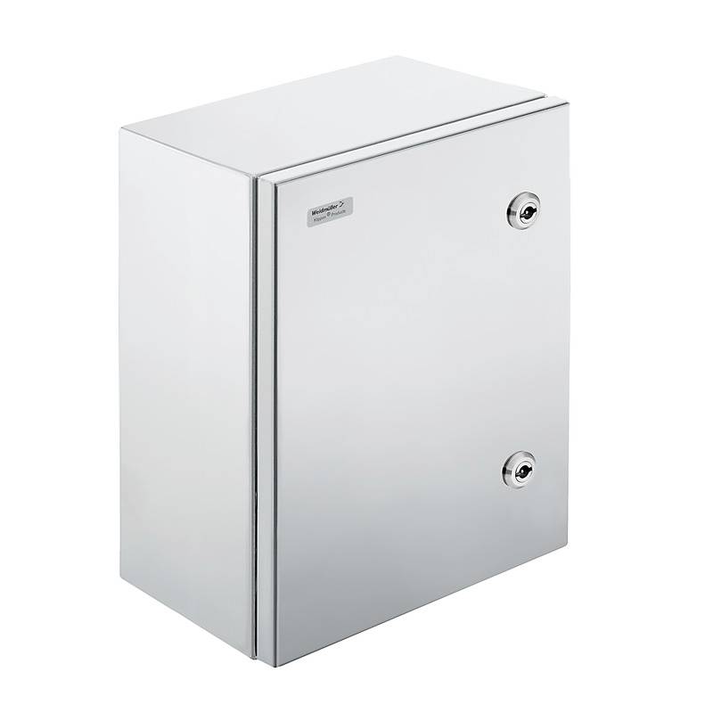 Silberner Metallschrank mit zwei Schlössern an der Vorderseite. Kastenförmiges Design, geeignet zur sicheren Aufbewahrung.