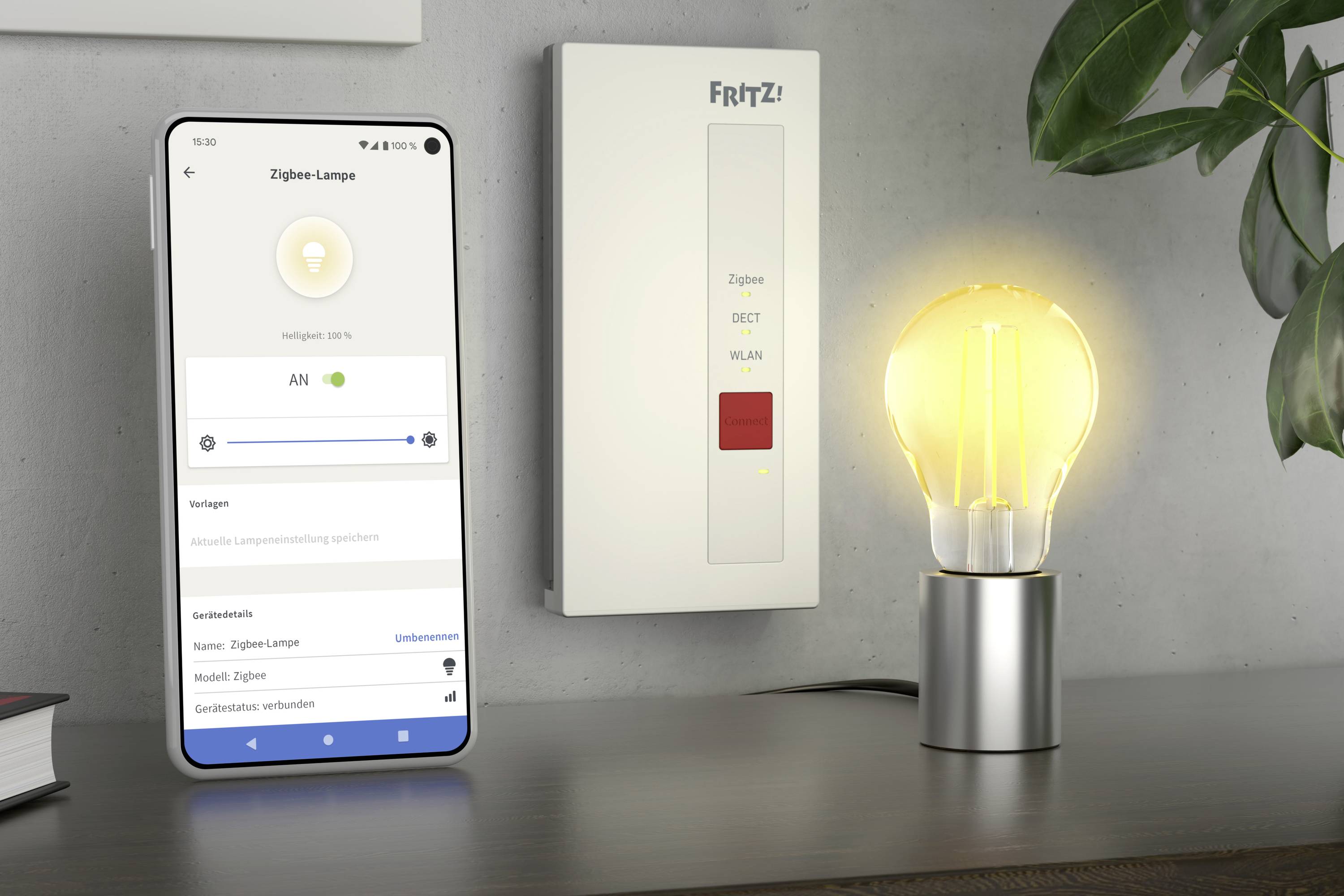 'Zigbee Lampe' auf einem Smartphone gesteuert, daneben leuchtende Glühbirne auf Tisch, und Router von FRITZ!Box an der Wand.